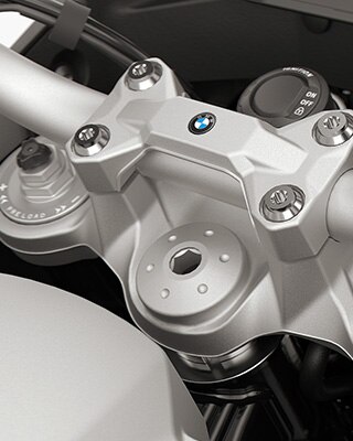 The adjustable fork of the F 900 GS Adventure from BMW Motorrad
