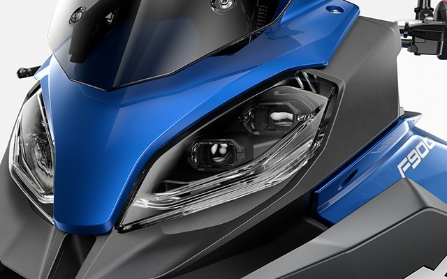 We see the lights of the BMW F 900 XR.