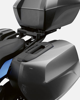 We see the storage options of the BMW F 900 XR.