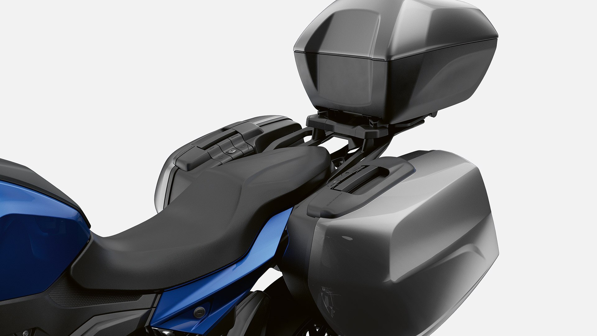 We see the storage options of the BMW F 900 XR.