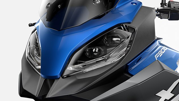 We see the lights of the BMW F 900 XR.