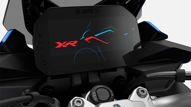 We see the TFT colour display of the BMW F 900 XR.