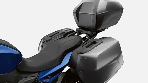 We see the storage options of the BMW F 900 XR.