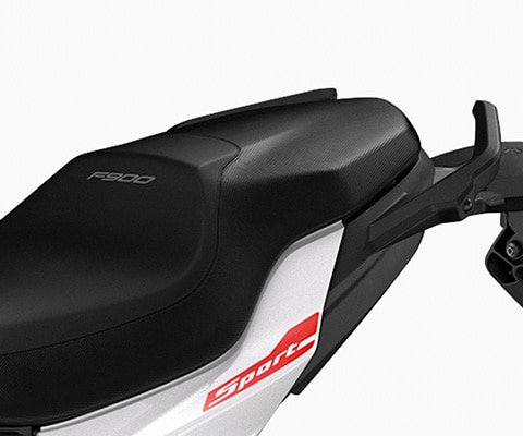 We see the seat of the F 900 R. It adapts to all riders thanks to the six seat heights.