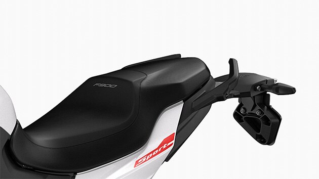 We see the seat of the F 900 R. It adapts to all riders thanks to the six seat heights.