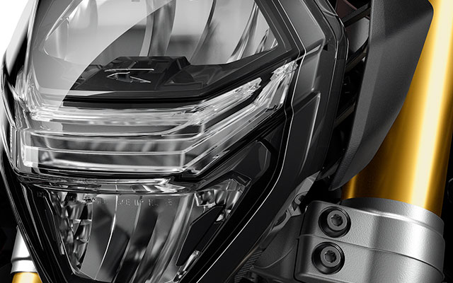 We see the front headlights of the F 900 R with the adaptive cornering light.