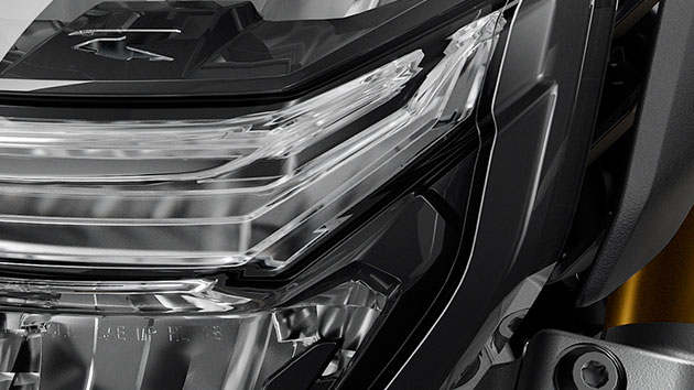 We see the front headlights of the F 900 R with the adaptive cornering light.