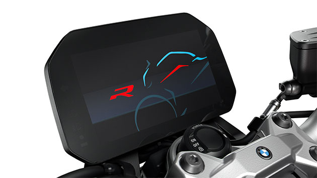We see the large 6.5“ TFT display of the F 900 R.