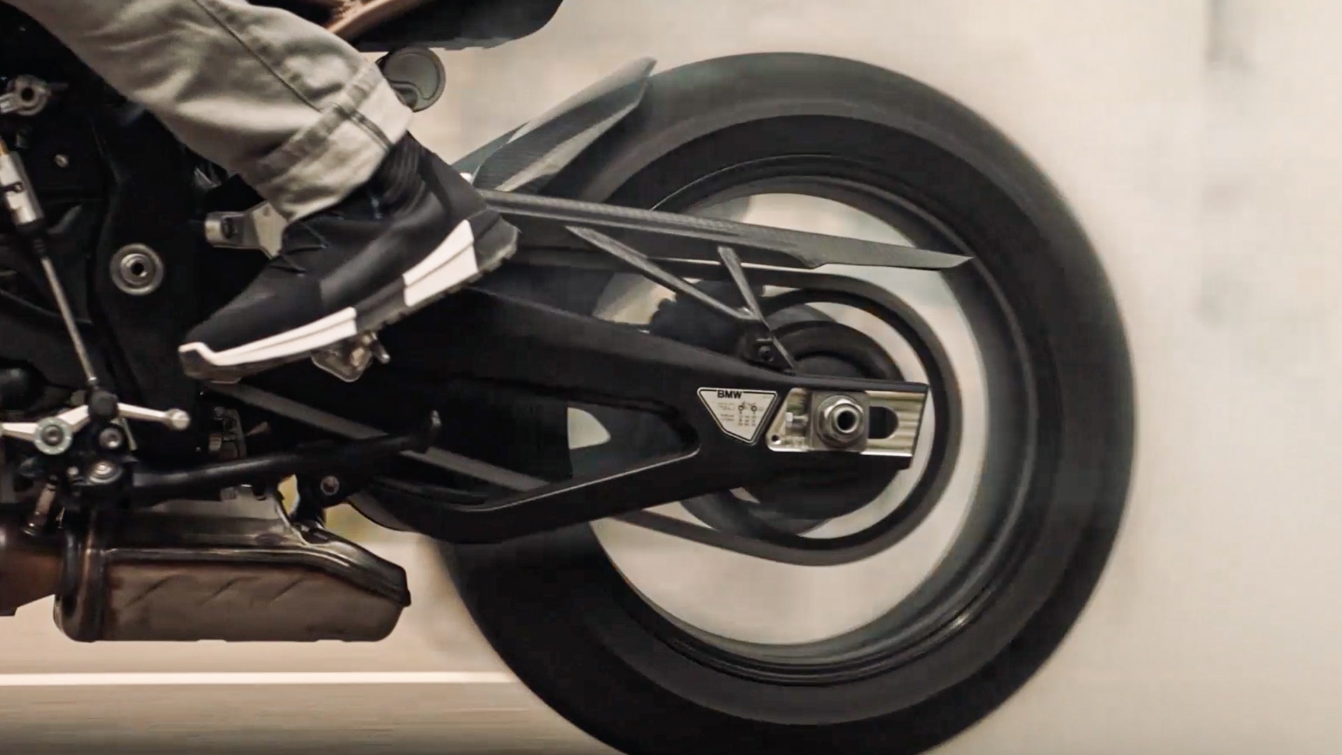We see a riding sequence of the S 1000 R with spinning tires.