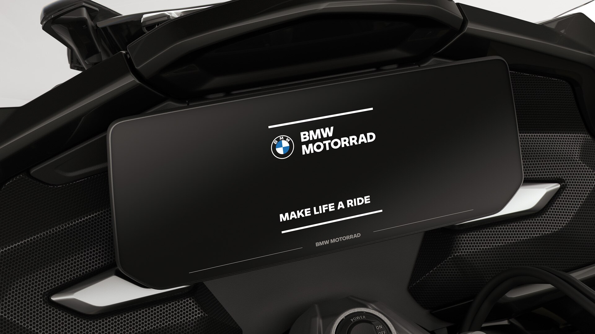 Focus on the colour display with BMW Motorrad start screen.