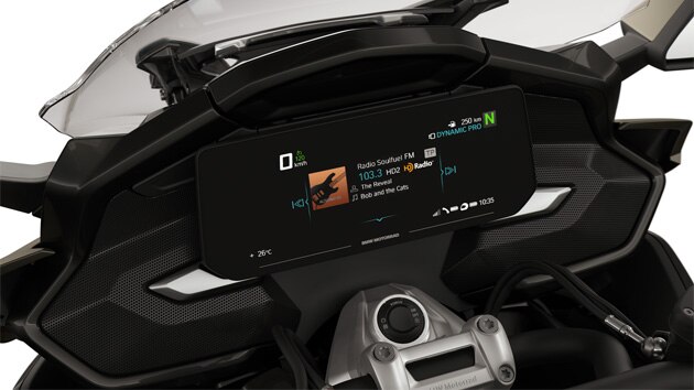 Focus on the TFT display and the K 1600 B’s speakers.